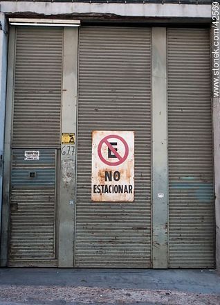 No parking - Department of Montevideo - URUGUAY. Photo #42569