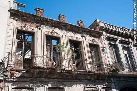 Antiguas construcciones a reciclar. Calle Juan Carlos Gómez. - Departamento de Montevideo - URUGUAY. Foto No. 42568