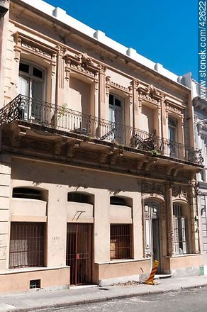 Edificios antiguos de la calle Juan Carlos Gómez - Departamento de Montevideo - URUGUAY. Foto No. 42622