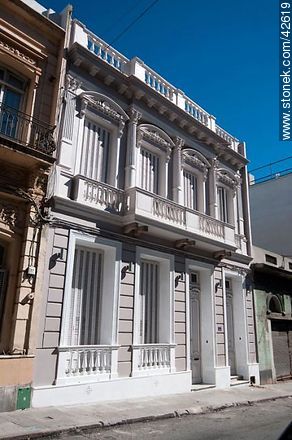 Reconditioned old building on street Juan Carlos Gomez - Department of Montevideo - URUGUAY. Photo #42619
