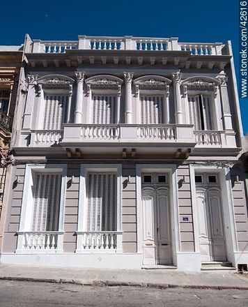 Edificio antiguo refaccionado en la calle Juan Carlos Gómez - Departamento de Montevideo - URUGUAY. Foto No. 42616