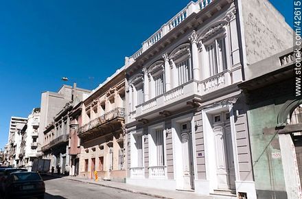Reconditioned old buildings on street Juan Carlos Gomez - Department of Montevideo - URUGUAY. Photo #42615