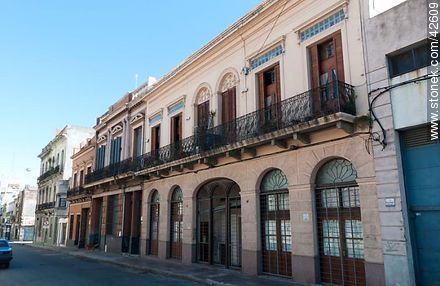 Edificios antiguos de la calle Piedras - Departamento de Montevideo - URUGUAY. Foto No. 42609