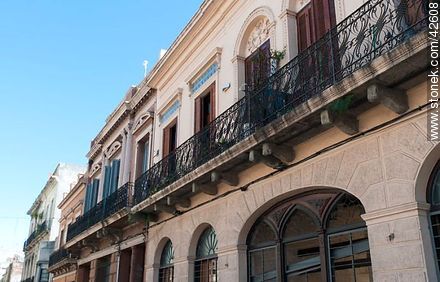 Edificios antiguos de la calle Piedras - Departamento de Montevideo - URUGUAY. Foto No. 42608