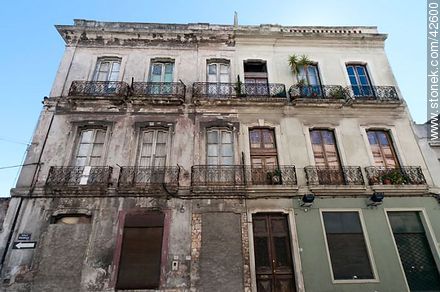 Edificio antiguo de la calle Piedras e Ituzaingó - Departamento de Montevideo - URUGUAY. Foto No. 42600