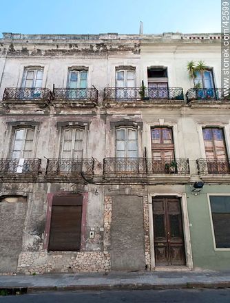 Edificio antiguo de la calle Piedras e Ituzaingó - Departamento de Montevideo - URUGUAY. Foto No. 42599