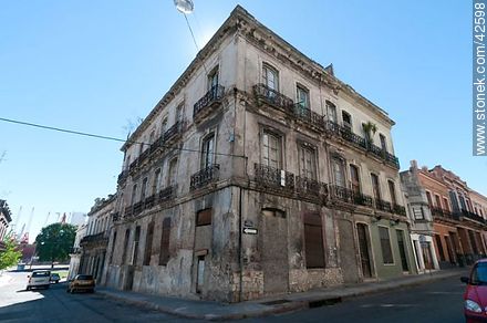 Old building at streets Piedras and Ituzaingo - Department of Montevideo - URUGUAY. Photo #42598