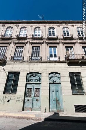 Old building at street Piedras - Department of Montevideo - URUGUAY. Photo #42596