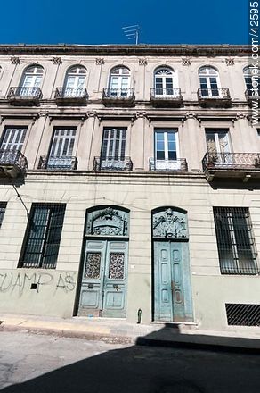 Edificio antiguo de la calle Piedras - Departamento de Montevideo - URUGUAY. Foto No. 42595