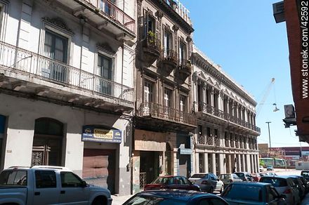 Edificios antiguos de la calle Treinta y Tres - Departamento de Montevideo - URUGUAY. Foto No. 42592