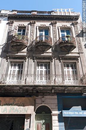 Edificio antiguo de la calle Misiones - Departamento de Montevideo - URUGUAY. Foto No. 42591