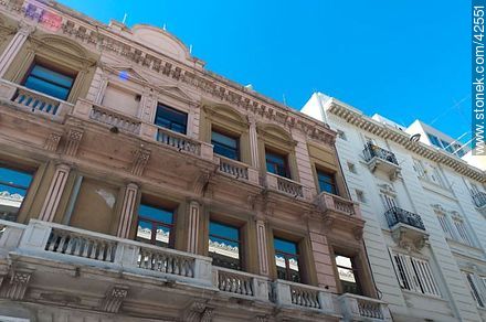 Edificios antiguos de la calle Misiones - Departamento de Montevideo - URUGUAY. Foto No. 42551