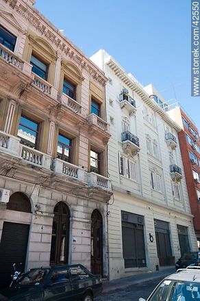 Edificios antiguos de la calle Misiones - Departamento de Montevideo - URUGUAY. Foto No. 42550