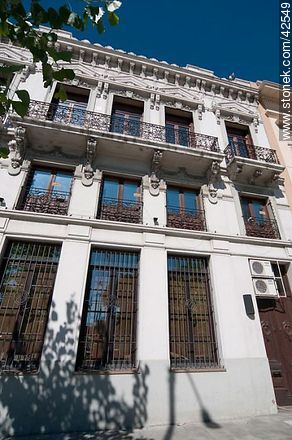 Edificio antiguo de la calle 25 de Agosto - Departamento de Montevideo - URUGUAY. Foto No. 42549