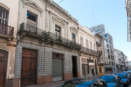 Edificios antiguos de la calle Piedras - Departamento de Montevideo - URUGUAY. Foto No. 42548