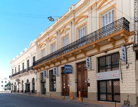 Asociación de funcionarios portuarios en la calle Piedras y Zabala - Departamento de Montevideo - URUGUAY. Foto No. 42547