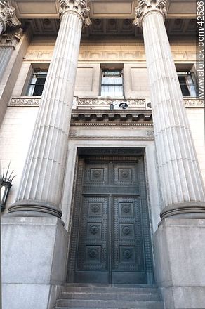Banco de la República.  Cerrito St. Metallic door. - Department of Montevideo - URUGUAY. Photo #42526