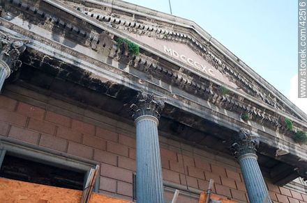 Edificio en refacción de estilo neoclásico de 1890. Calle Zabala. - Departamento de Montevideo - URUGUAY. Foto No. 42516