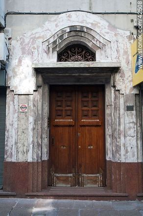 Puerta antigua en la calle 25 de Mayo. - Departamento de Montevideo - URUGUAY. Foto No. 42508
