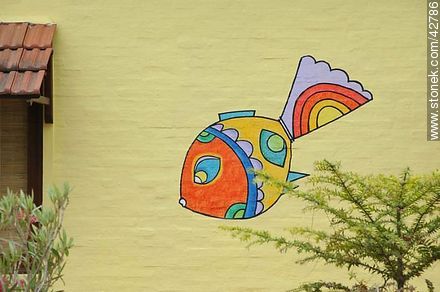 Wall with a drawn fish. - Department of Maldonado - URUGUAY. Photo #42786