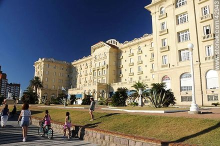 Hotel Argentino en la rambla de Piriápolis - Departamento de Maldonado - URUGUAY. Foto No. 42943