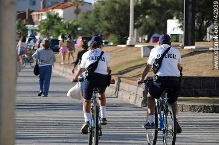 Policía en bicicleta - Departamento de Maldonado - URUGUAY. Foto No. 42939