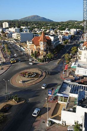 Rotonda de la Avenida Piria y la Rambla de los Argentinos - Departamento de Maldonado - URUGUAY. Foto No. 42908