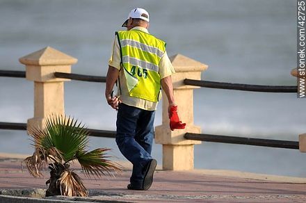 Cuidacoches debidamente identificado. - Departamento de Maldonado - URUGUAY. Foto No. 42725