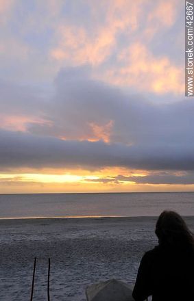 Contemplando el atardecer. - Departamento de Maldonado - URUGUAY. Foto No. 42667
