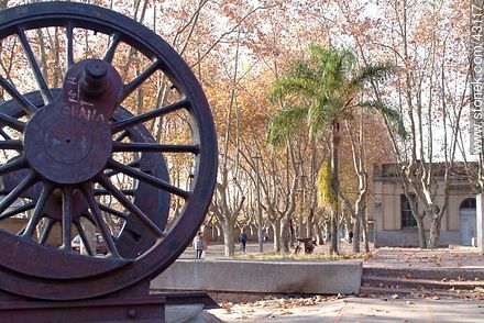 Old railway wheel in Bvar. Aparicio Saravia - Department of Montevideo - URUGUAY. Foto No. 43117