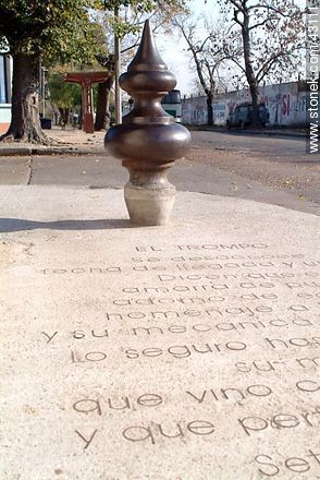 Spin on the Boulevard Aparicio Saravia. - Department of Montevideo - URUGUAY. Foto No. 43111