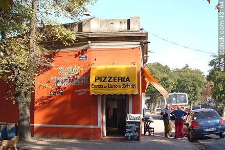 Pizzería en la calle Camoens - Departamento de Montevideo - URUGUAY. Foto No. 43104