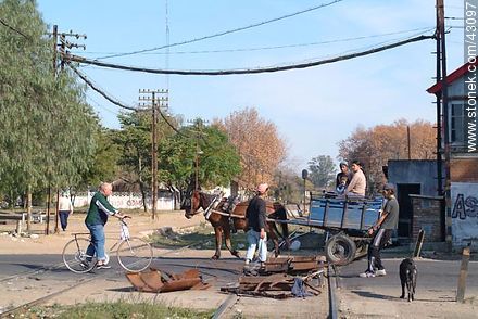 Horse cart crossing the railway line - Department of Montevideo - URUGUAY. Foto No. 43097