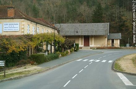 Eyzies de Tayac Sireuil. Route D47. Hotel Restaurant Les Glycines - Region of Aquitaine - FRANCE. Photo #43212