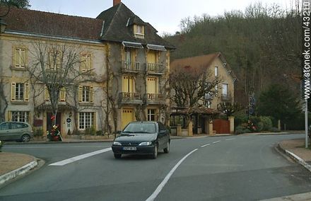 Eyzies de Tayac Sireuil. Route D47.  - Region of Aquitaine - FRANCE. Photo #43210