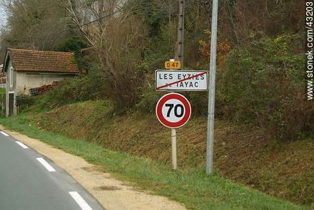 Les Eyzies de Tayac Sireuil. Ruta D47. Salida del pueblo. - Aquitania - FRANCIA. Foto No. 43203