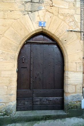Sarlat-la-Canéda. Old gate. - Region of Aquitaine - FRANCE. Photo #43162