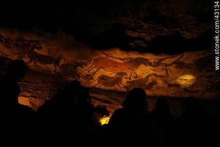 Lascaux Caves near Montignac. Upper Paleolithic cave paintings (ca 17,300 years ago) - Region of Aquitaine - FRANCE. Photo #43134