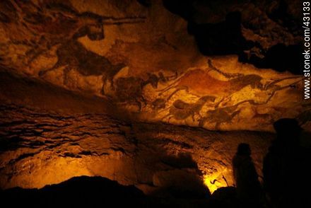 Lascaux Caves near Montignac. Upper Paleolithic cave paintings (ca 17,300 years ago) - Region of Aquitaine - FRANCE. Photo #43133
