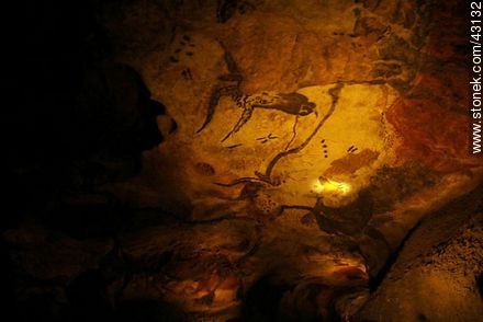 Lascaux Caves near Montignac. Upper Paleolithic cave paintings (ca 17,300 years ago) - Region of Aquitaine - FRANCE. Photo #43132