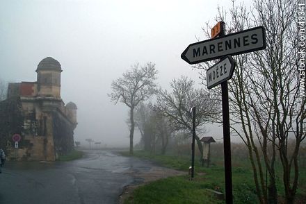 Citadel of Brouage in the fog. Road to Marennes. - Region of Poitou-Charentes - FRANCE. Photo #43341