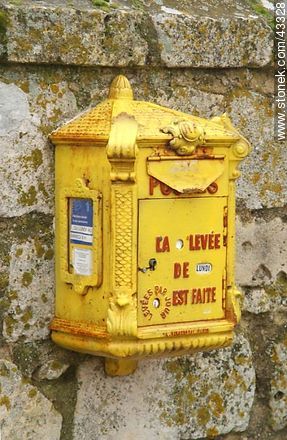Yellow mailbox. - Region of Poitou-Charentes - FRANCE. Foto No. 43328