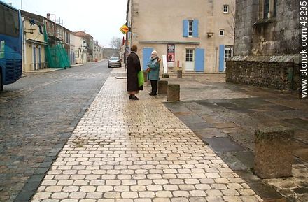 Brouage. Speaking of neighbors. - Region of Poitou-Charentes - FRANCE. Foto No. 43295