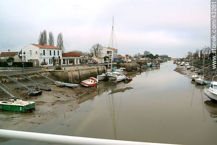 Canal to the Atlantic Ocean on the Ile d'Oleron - Region of Poitou-Charentes - FRANCE. Photo #43261