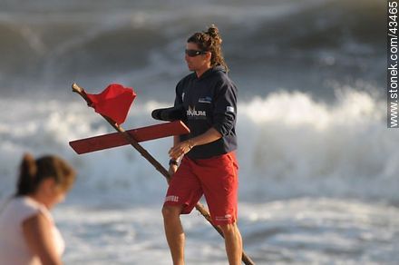 Lifeguarde leaving the beach - Department of Maldonado - URUGUAY. Photo #43465