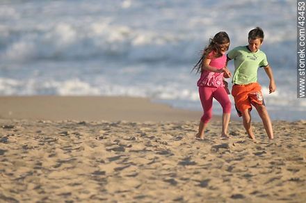 Niños jugando en la orilla - Departamento de Maldonado - URUGUAY. Foto No. 43453