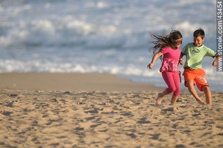 Children playing on the seashore - Department of Maldonado - URUGUAY. Photo #43454