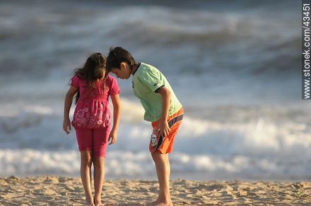 Niños jugando en la orilla - Departamento de Maldonado - URUGUAY. Foto No. 43451