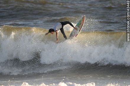 Surfer surcando las olas. - Departamento de Maldonado - URUGUAY. Foto No. 43449