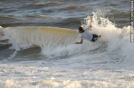 Surfer surcando las olas. - Departamento de Maldonado - URUGUAY. Foto No. 43444